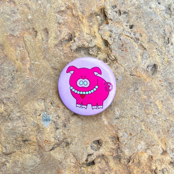 Accessories - 5/$25 💘 Little diva pig pin